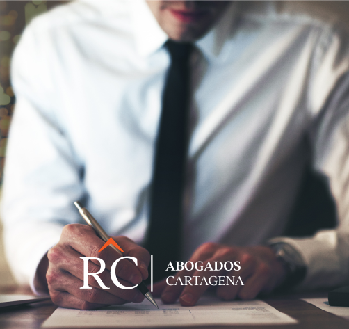 Imagen de un abogado firmado unos papeles con el logo de la compañia